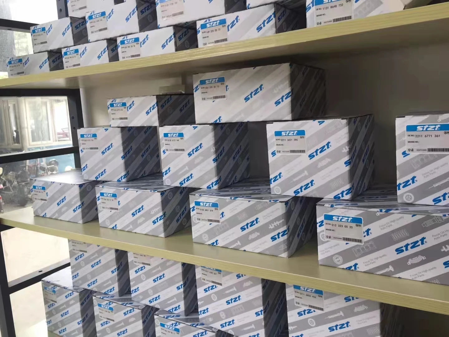 1643300843 قطع غيار السيارات ذراع التحكم السفلي لنظام التعليق A1643300843 لسيارة مرسيدس بنز الفئة M W164 جلبة ذراع التحكم